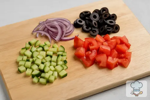 Фото 1-го шага: Овощной салат с маслинами и фетой