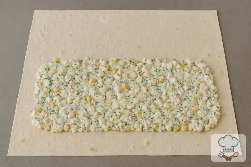 Фото 4-го шага: Рулет из лаваша с крабовыми палочками и кукурузой