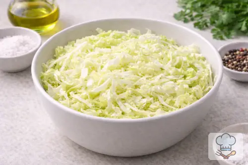 Фото 2-го шага: Салат с пекинской капустой и кукурузой