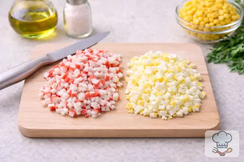 Фото 4-го шага: Салат с крабовыми палочками, кукурузой и яйцом