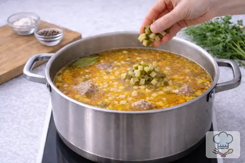 Фото 6-го шага: Рассольник с перловкой и солёными огурцами