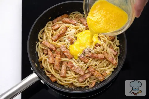 Фото 4-го шага: Паста карбонара классическая