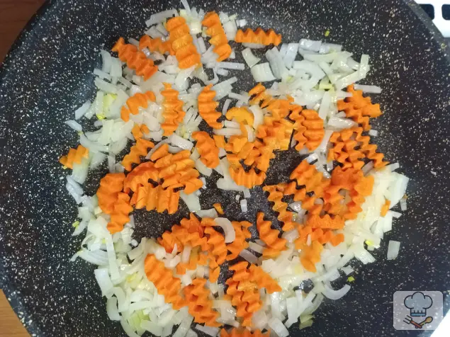 Фото 2-го шага: Гороховый суп с жареным беконом