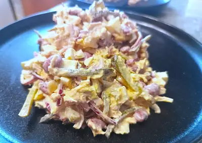 Салат с курицей, фасолью и корнишонами