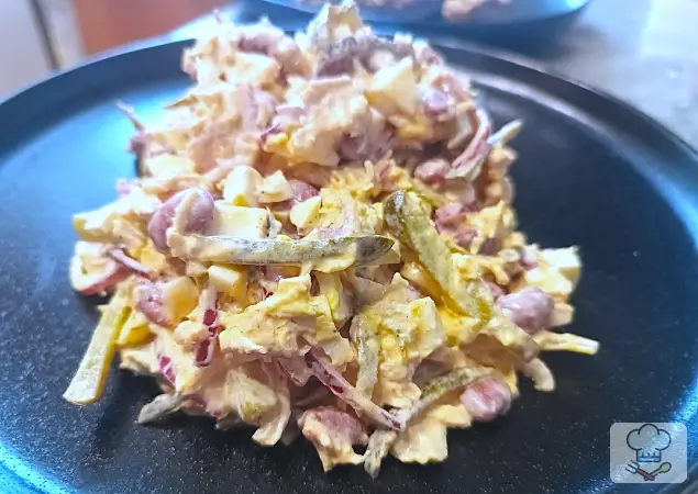 Фото 3-го шага: Салат с курицей, фасолью и корнишонами