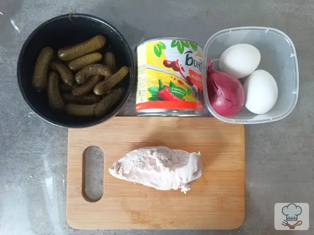 Фото 1-го шага: Салат с курицей, фасолью и корнишонами