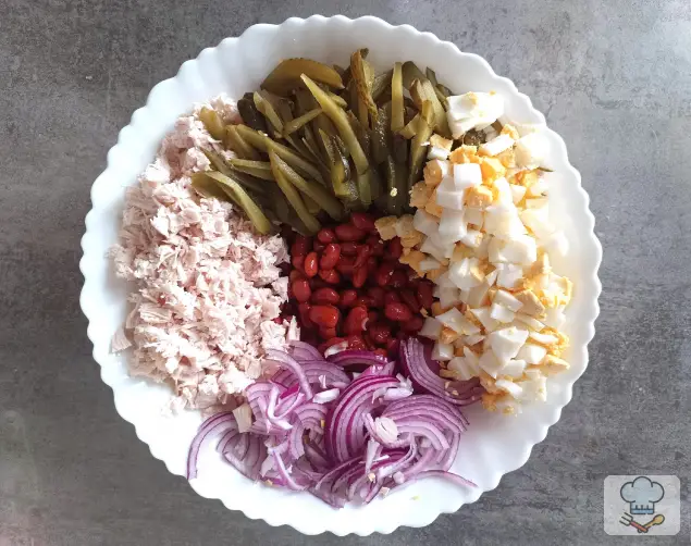 Фото 2-го шага: Салат с курицей, фасолью и корнишонами