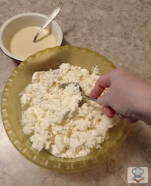 Фото 3-го шага: Сырники ванильные со сметаной